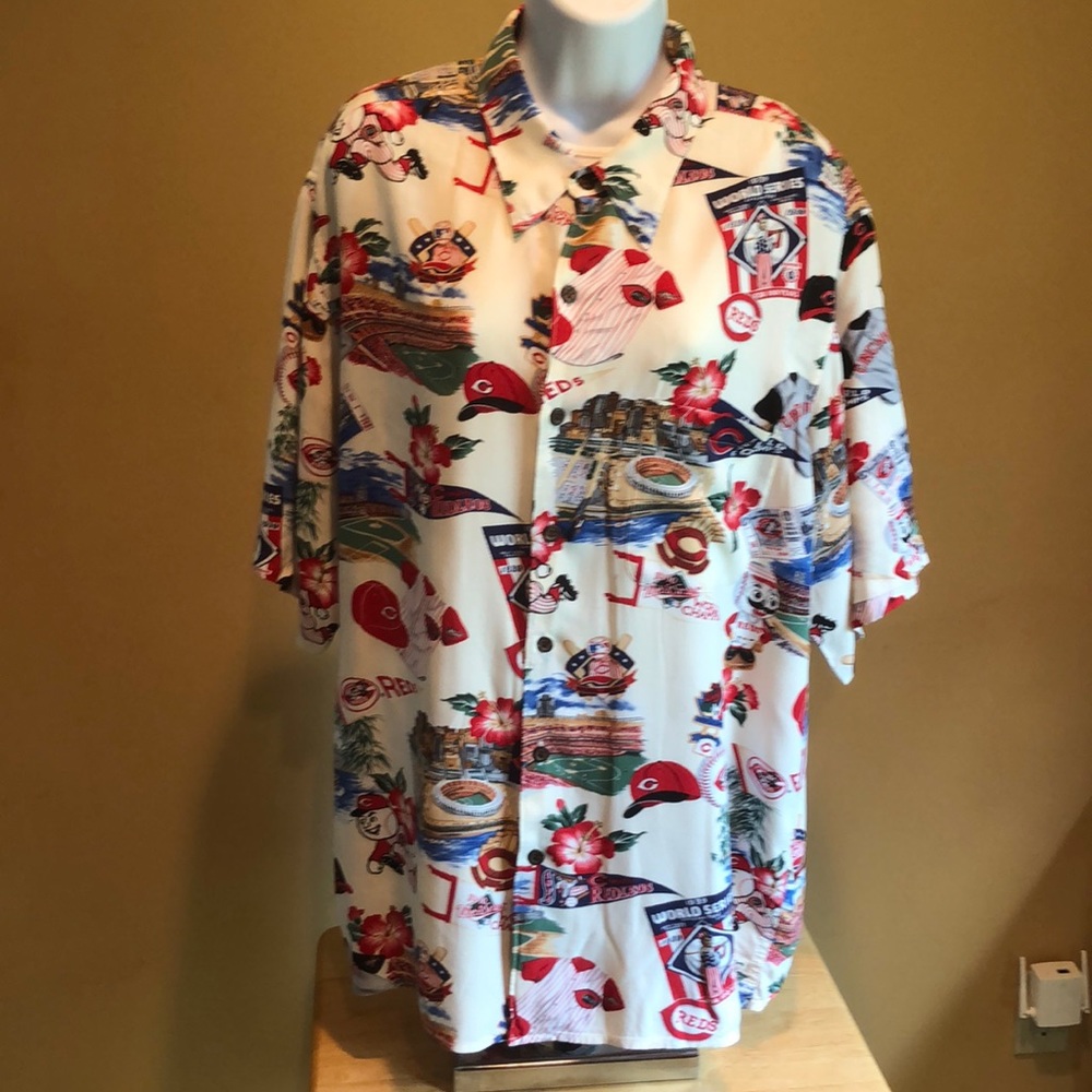 Men’s short sleeve shirt.